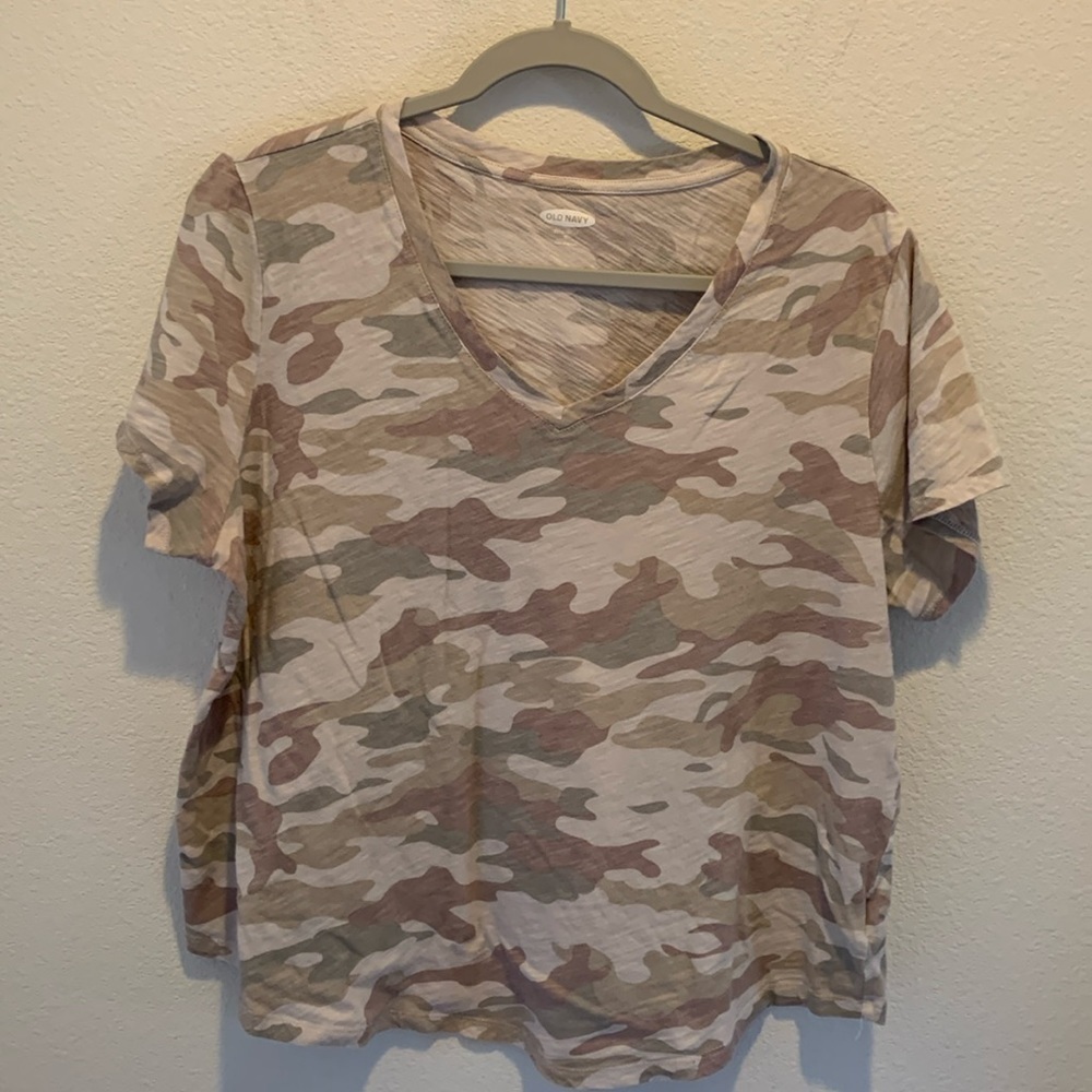 Old Navy Everywhere Top in muted camo. Mauve Gray Brown&Tan. Size XL.‌‌